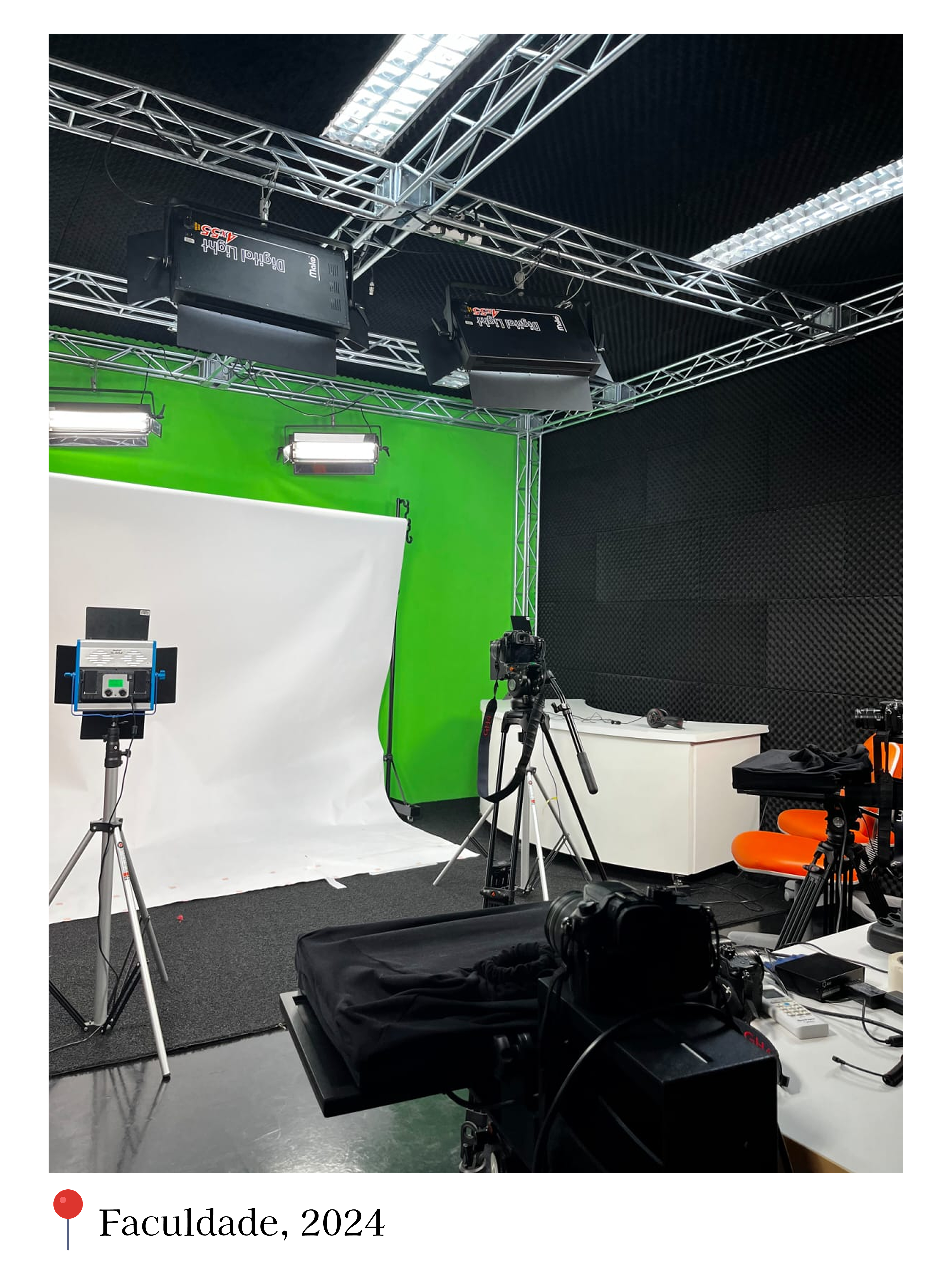 Estúdio de produção na faculdade com green screen e equipamentos profissionais, 2024