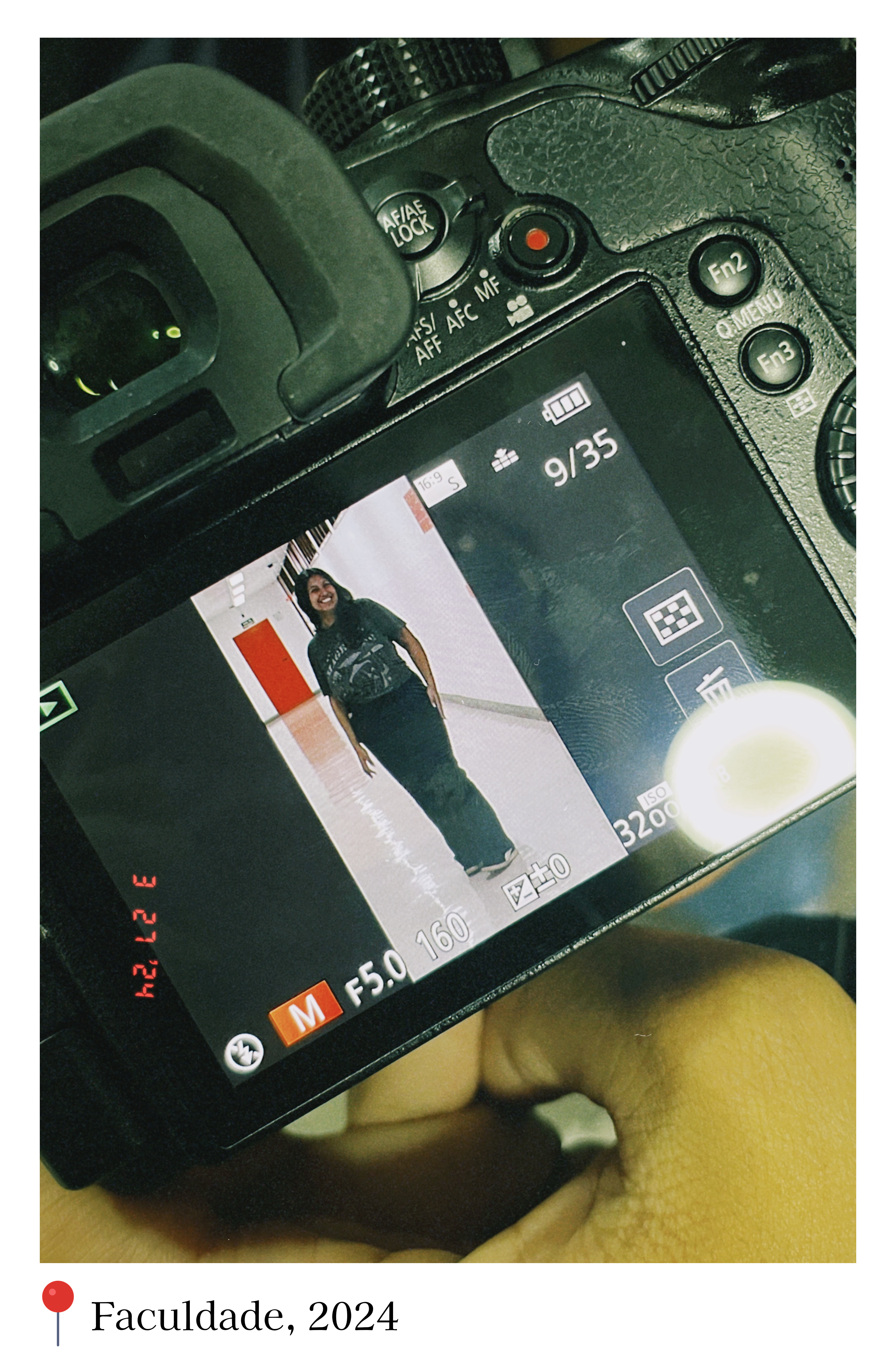 Visor de câmera DSLR durante sessão de fotos na faculdade, 2024